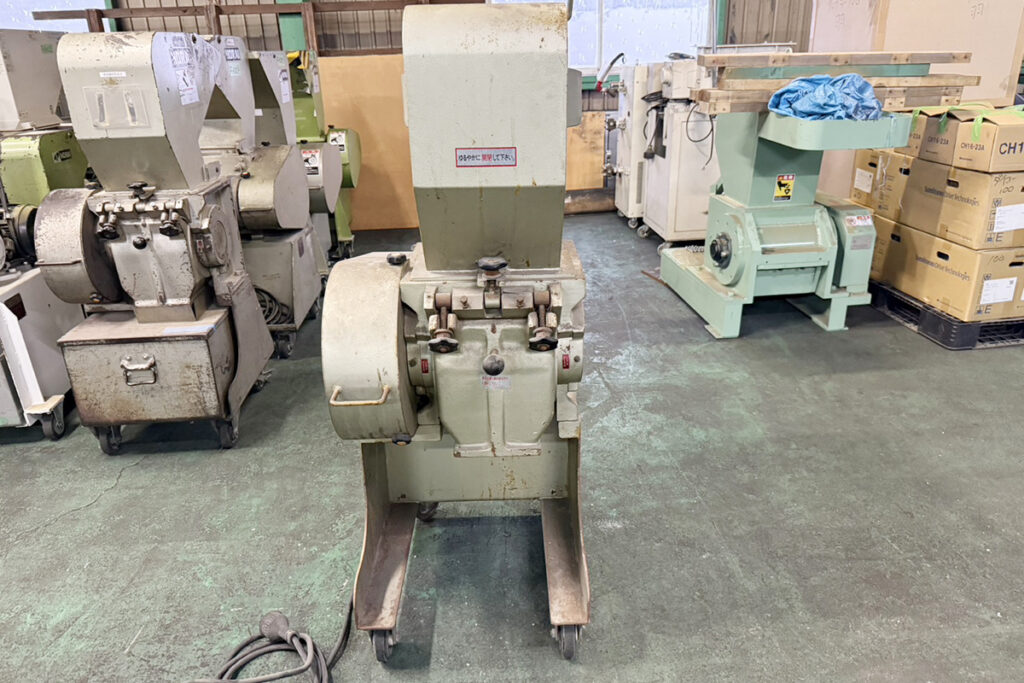 ホーライ社製　中古プラスチック粉砕機　【V-210（VC-210）】　【3馬力2.2kW】　背面画像