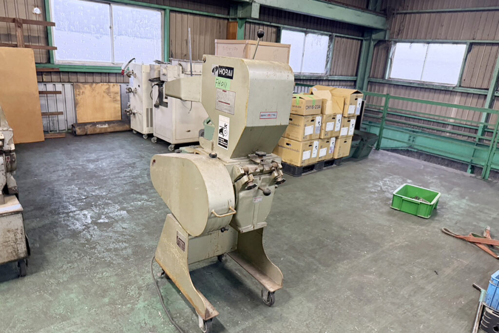 ホーライ社製　中古プラスチック粉砕機　【V-210（VC-210）】　【3馬力2.2kW】　側面画像