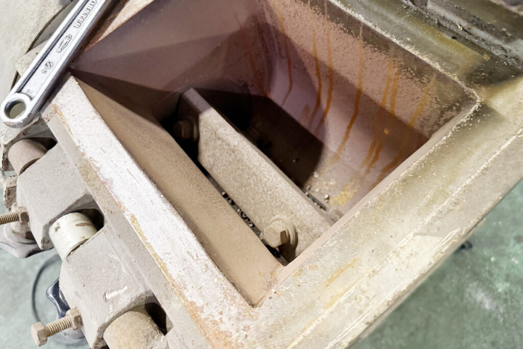 ホーライ社製　中古プラスチック粉砕機　【V-210（VC-210）】　【3馬力2.2kW】　背面画像　刃部画像