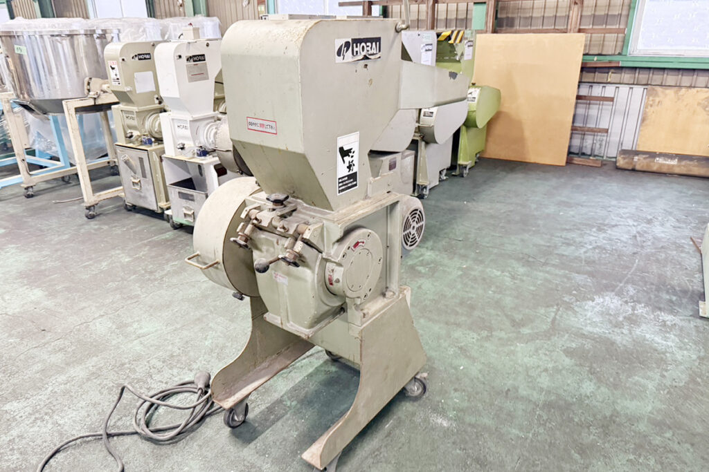 ホーライ社製　中古プラスチック粉砕機　【V-210（VC-210）】　【3馬力2.2kW】　背面画像　側面画像2