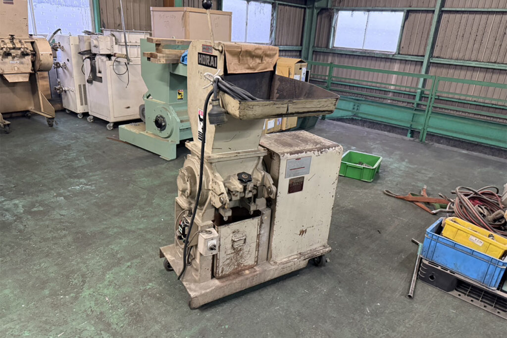 ホーライ社製　中古プラスチック粉砕機　【UC-210（U-210）】　【3馬力2.2kW】　側面画像