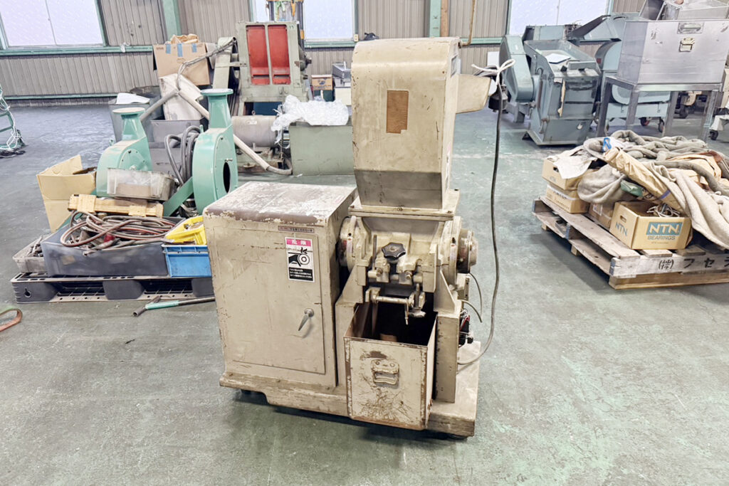 ホーライ社製　中古プラスチック粉砕機　【UC-210（U-210）】　【3馬力2.2kW】　背面画像