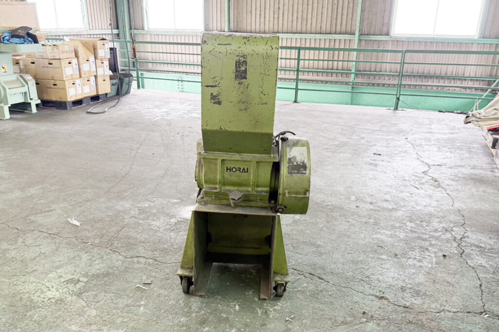 ホーライ社製　中古プラスチック粉砕機　【UC-210（U-210）】　【3馬力2.2kW】　背面画像