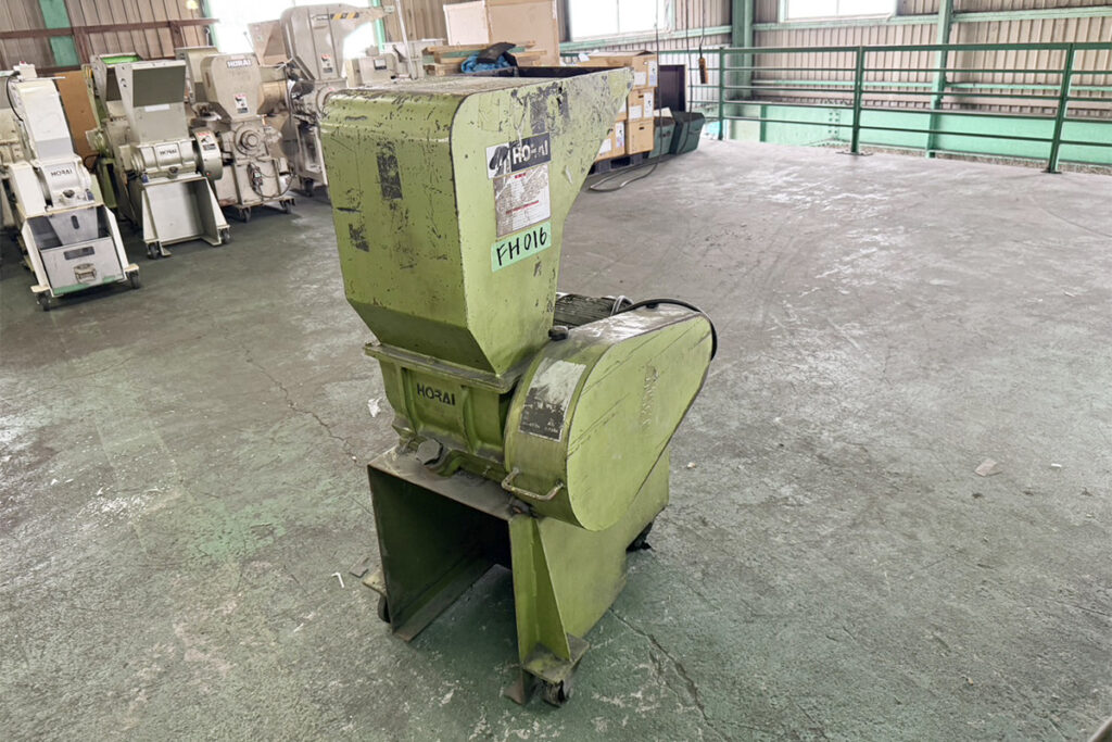 ホーライ社製　中古プラスチック粉砕機　【UC-210（U-210）】　【3馬力2.2kW】　側面画像