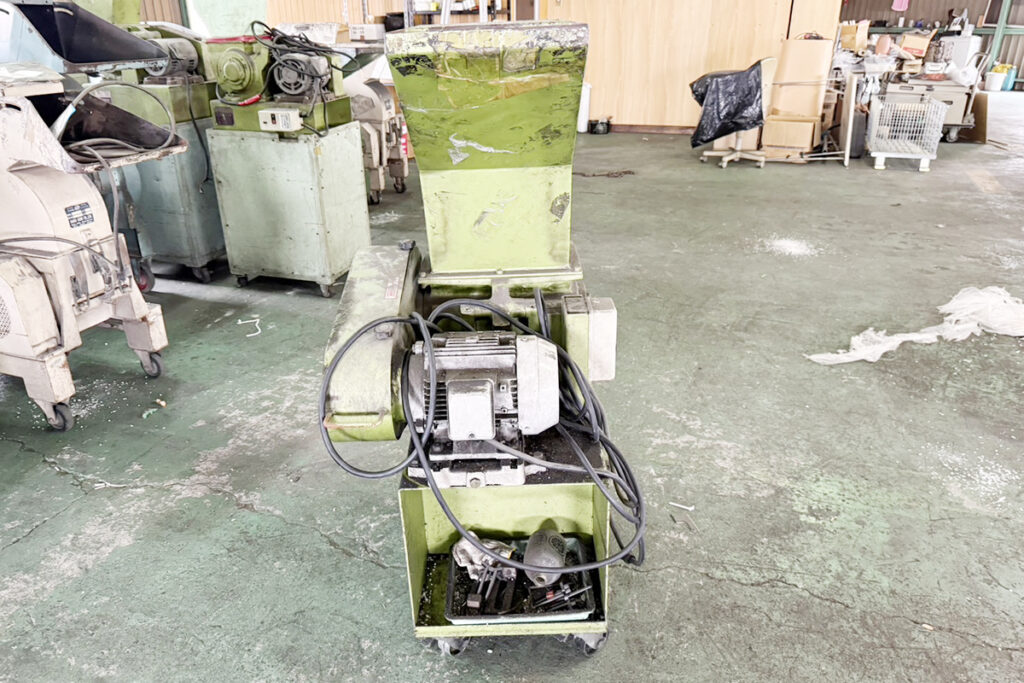 ホーライ社製　中古プラスチック粉砕機　【UC-210（U-210）】　【3馬力2.2kW】　背面画像