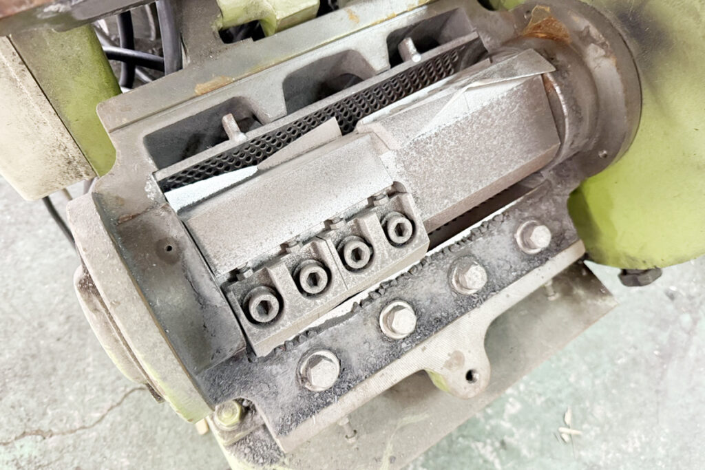 ホーライ社製　中古プラスチック粉砕機　【UC-210（U-210）】　【3馬力2.2kW】　刃部画像