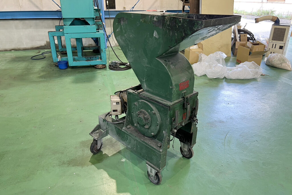 ダイコー精機社製　中古プラスチック粉砕機　【DAS-28】　【5馬力3.7kW】　側面画像2