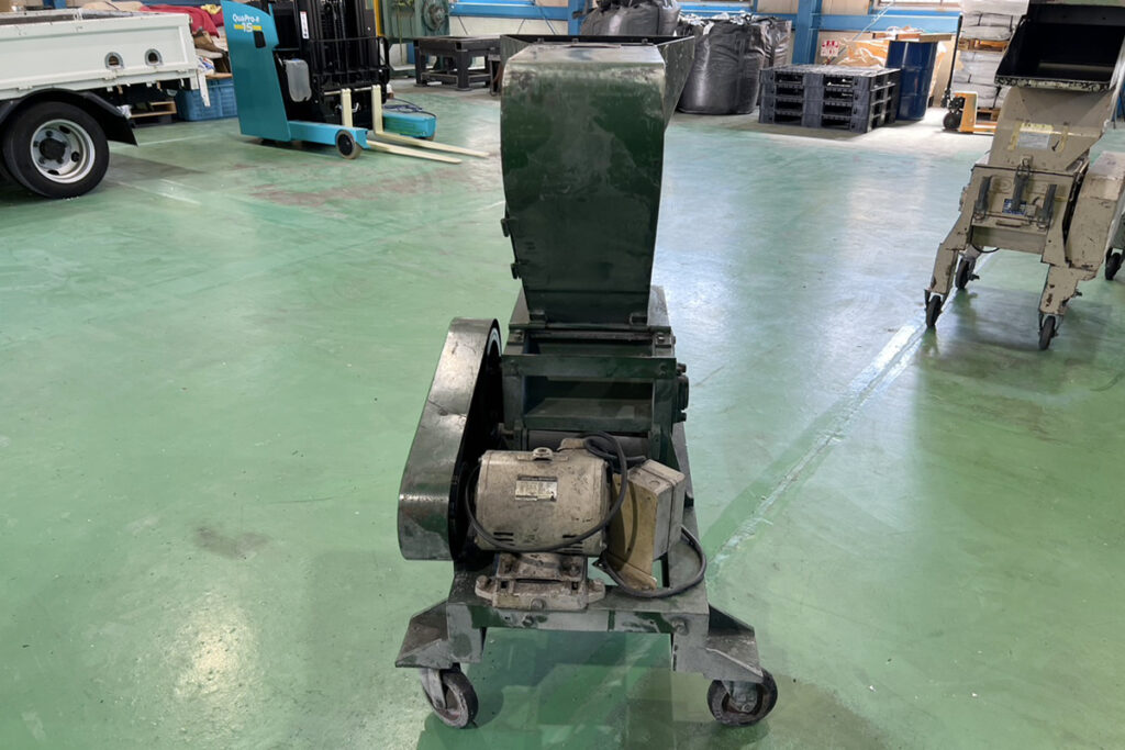 ダイコー精機社製　中古プラスチック粉砕機　【DAS-28】　【5馬力3.7kW】　背面画像