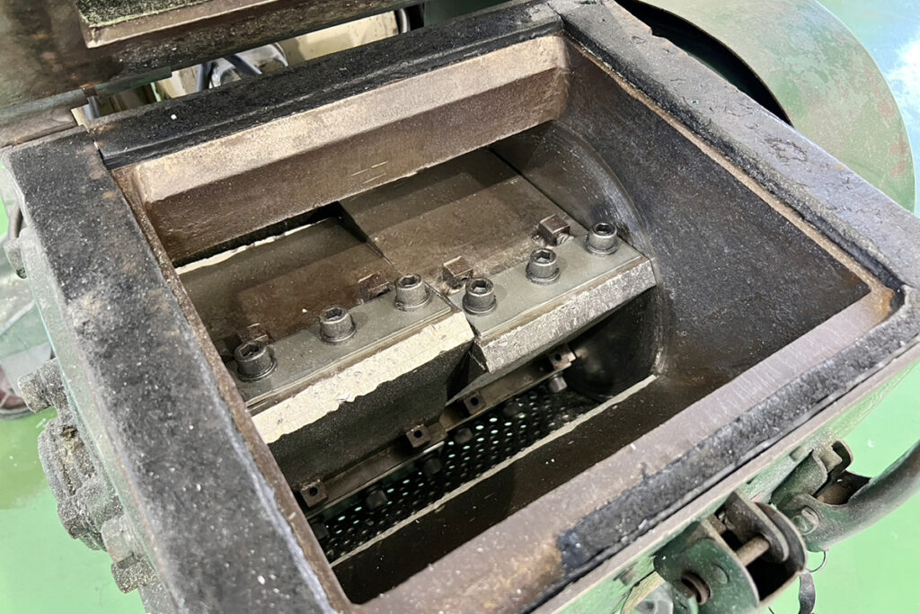 ダイコー精機社製　中古プラスチック粉砕機　【DAS-28】　【5馬力3.7kW】　刃部画像
