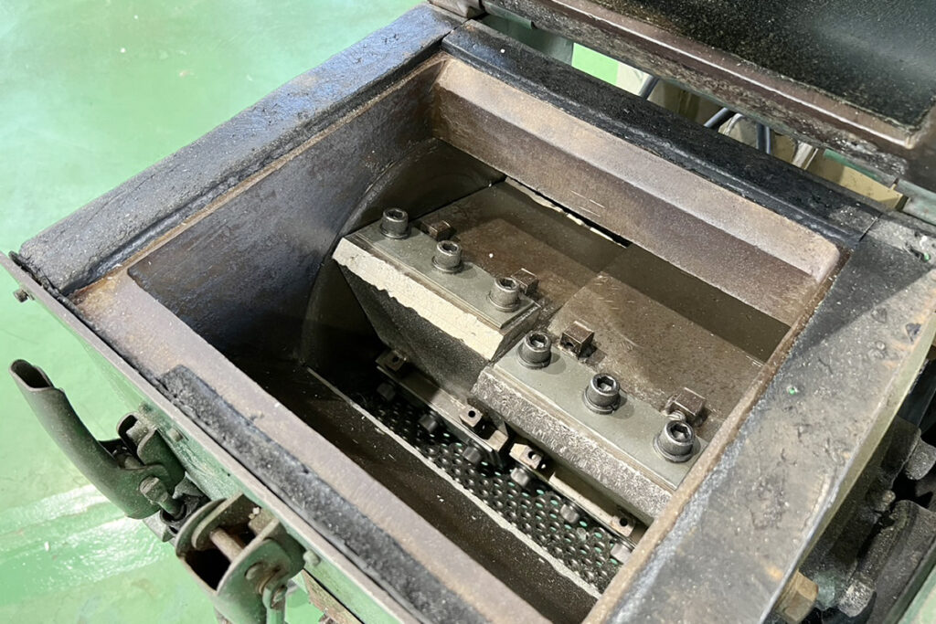 ダイコー精機社製　中古プラスチック粉砕機　【DAS-28】　【5馬力3.7kW】　刃部画像2