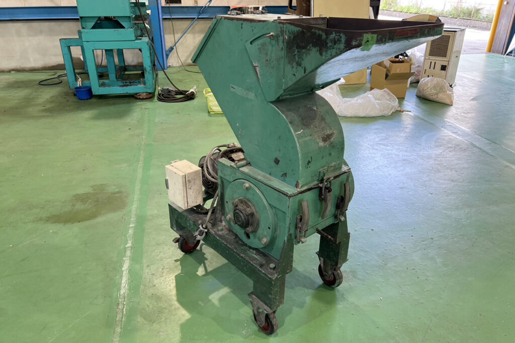 ダイコー精機社製　中古プラスチック粉砕機　【DAS-28】　【5馬力3.7kW】　側面画像
