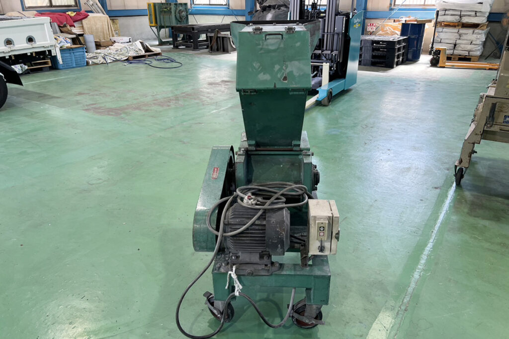 ダイコー精機社製　中古プラスチック粉砕機　【DAS-28】　【5馬力3.7kW】　背面画像
