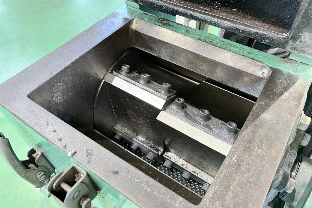 ダイコー精機社製　中古プラスチック粉砕機　【DAS-28】　【5馬力3.7kW】　刃部画像2