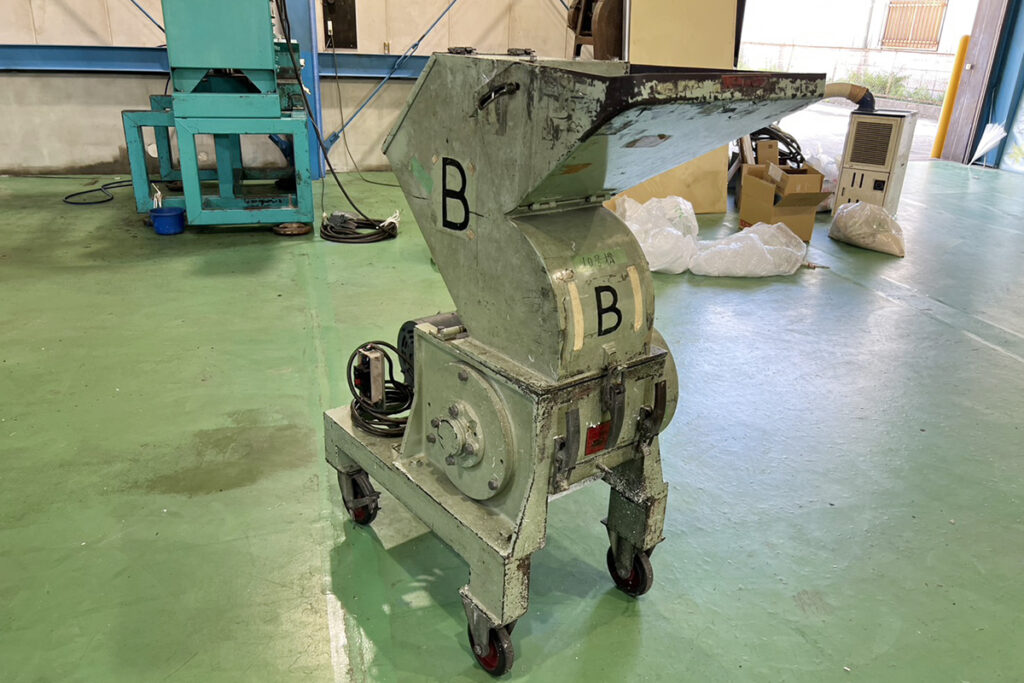 ダイコー精機社製　中古プラスチック粉砕機　【DAS-28】　【5馬力3.7kW】　側面画像2