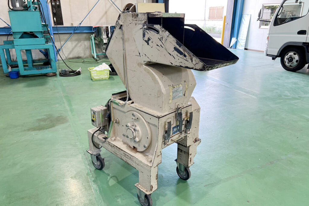 ダイコー精機社製　中古プラスチック粉砕機　【DAS-28】　【5馬力3.7kW】　側面画像