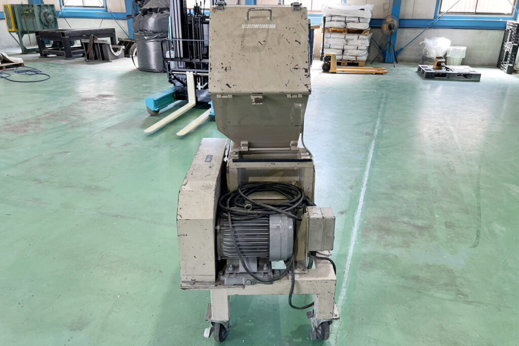 ダイコー精機社製　中古プラスチック粉砕機　【DAS-28】　【5馬力3.7kW】　背面画像