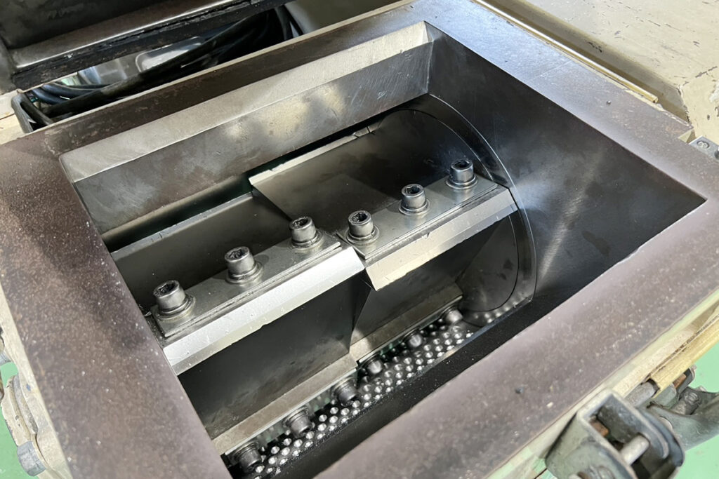 ダイコー精機社製　中古プラスチック粉砕機　【DAS-28】　【5馬力3.7kW】　刃部画像