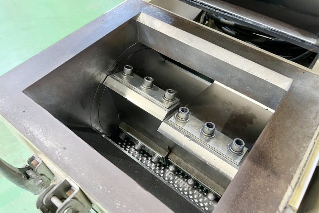ダイコー精機社製　中古プラスチック粉砕機　【DAS-28】　【5馬力3.7kW】　刃部画像2