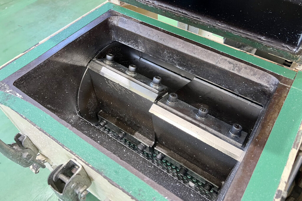 ダイコー精機社製　中古プラスチック粉砕機　【DAS-36】　【7.5馬力5.5kW】　刃部画像2