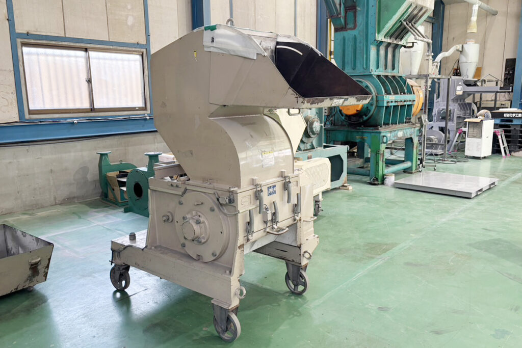ダイコー精機社製　中古プラスチック粉砕機　【DAS-54】　【20馬力15kW】　側面画像