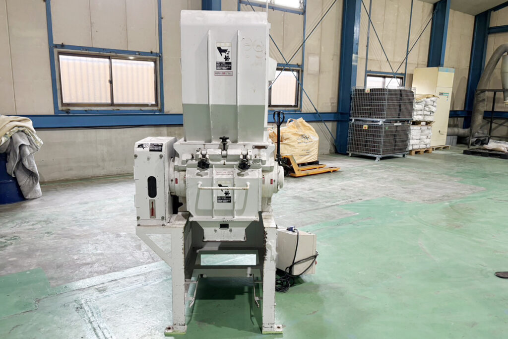 ホーライ社製　中古プラスチック粉砕機　【V-420（VC-420）】　【15馬力11kW】　背面画像