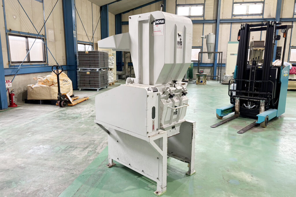 ホーライ社製　中古プラスチック粉砕機　【V-420（VC-420）】　【15馬力11kW】　側面画像