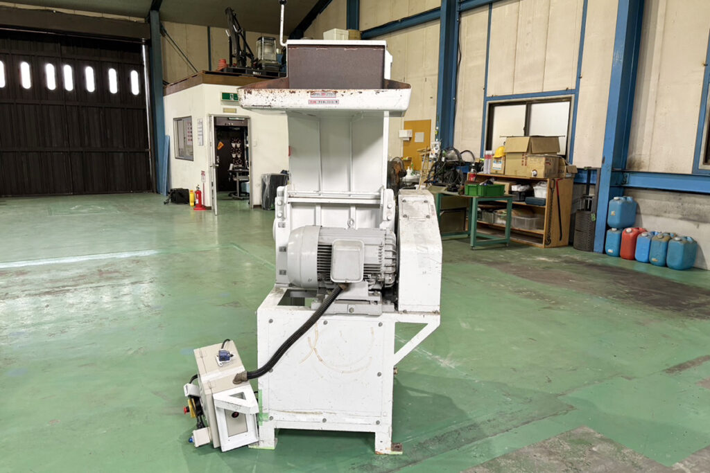 ホーライ社製　中古プラスチック粉砕機　【V-420（VC-420）】　【15馬力11kW】　正面画像