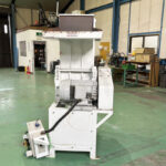 ホーライ社製　中古プラスチック粉砕機　【V-420（VC-420）】　【15馬力11kW】　正面画像のサムネイル