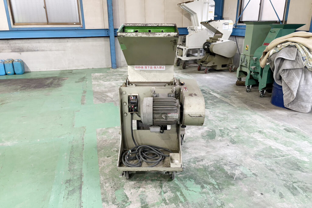 ホーライ社製　中古プラスチック粉砕機　【V-360（VC-360）】　【5馬力3.7kW】　正面画像