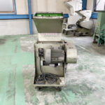 ホーライ社製　中古プラスチック粉砕機　【V-360（VC-360）】　【5馬力3.7kW】　正面画像のサムネイル