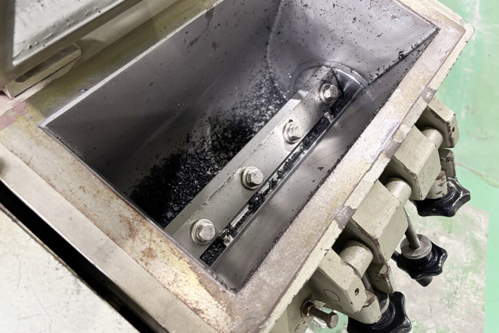ホーライ社製　中古プラスチック粉砕機　【V-360（VC-360）】　【5馬力3.7kW】　刃部画像