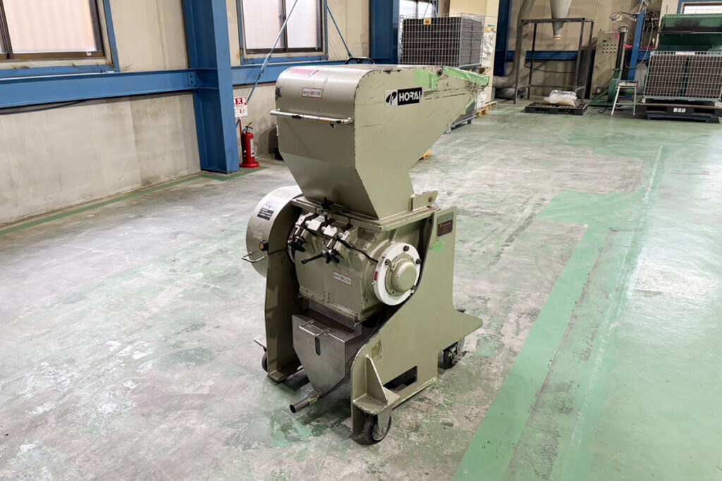 ホーライ社製　中古プラスチック粉砕機　【V-360（VC-360）】　【5馬力3.7kW】　側面画像