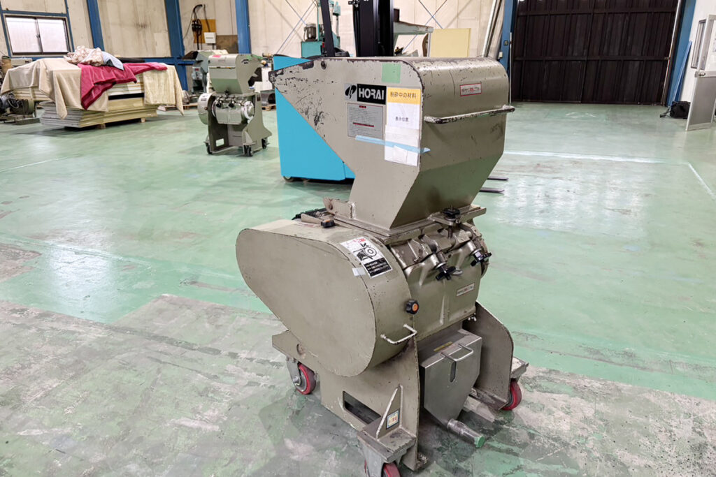 ホーライ社製　中古プラスチック粉砕機　【V-360（VC-360）】　【5馬力3.7kW】 側面画像