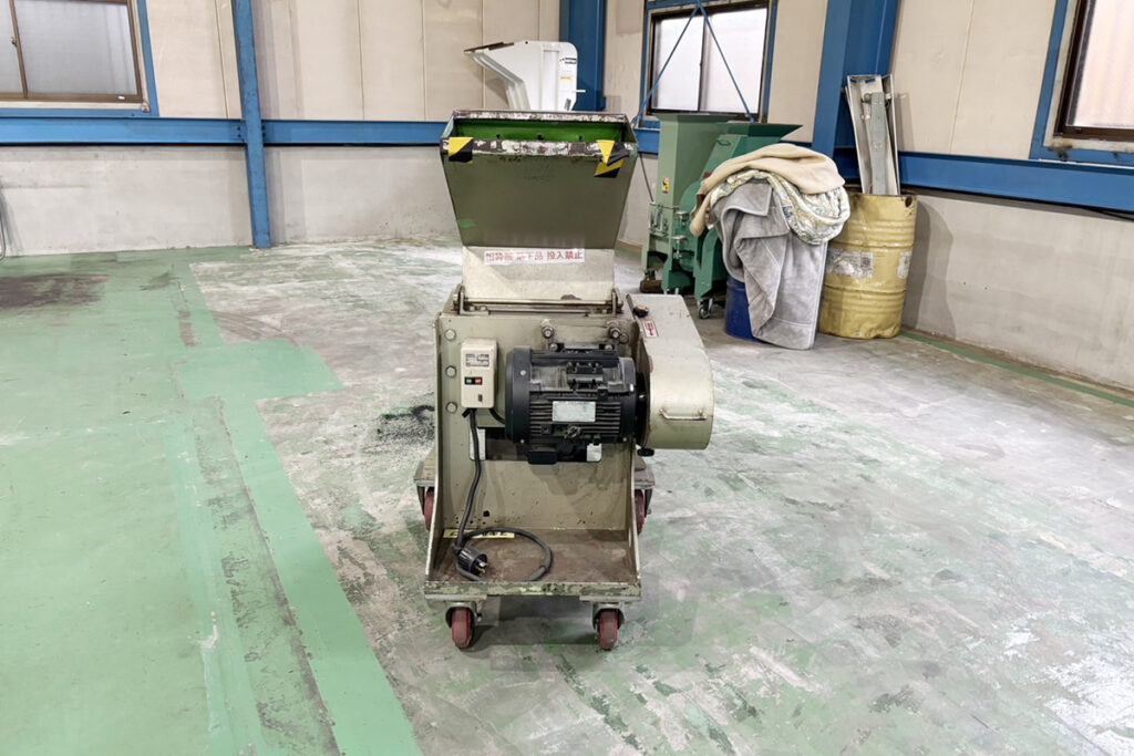 ホーライ社製　中古プラスチック粉砕機　【V-360（VC-360）】　【5馬力3.7kW】 正面画像