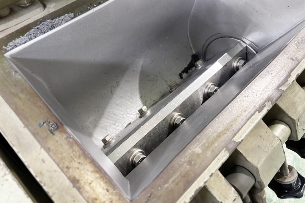 ホーライ社製　中古プラスチック粉砕機　【V-360（VC-360）】　【5馬力3.7kW】 刃部画像