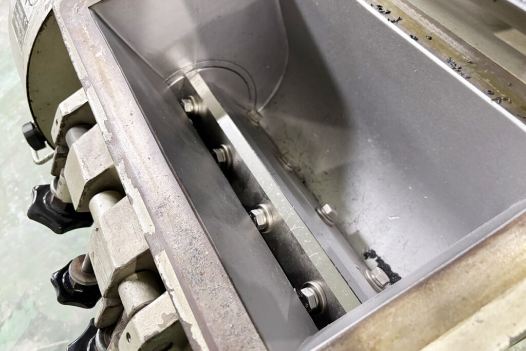 ホーライ社製　中古プラスチック粉砕機　【V-360（VC-360）】　【5馬力3.7kW】 刃部画像2