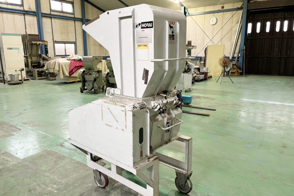 ホーライ社製　中古プラスチック粉砕機　【V-420（VC-420）】　【15馬力11kW】　側面画像
