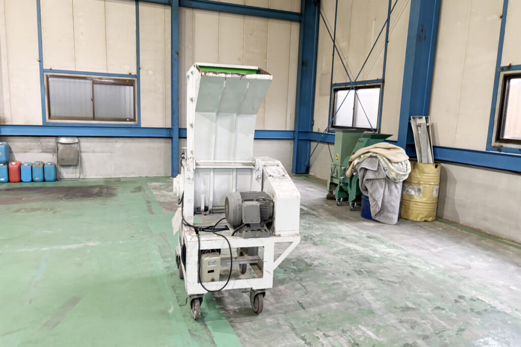ホーライ社製　中古プラスチック粉砕機　【V-420（VC-420）】　【15馬力11kW】　正面画像
