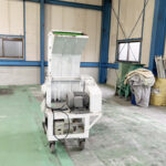 ホーライ社製　中古プラスチック粉砕機　【V-420（VC-420）】　【15馬力11kW】　正面画像のサムネイル