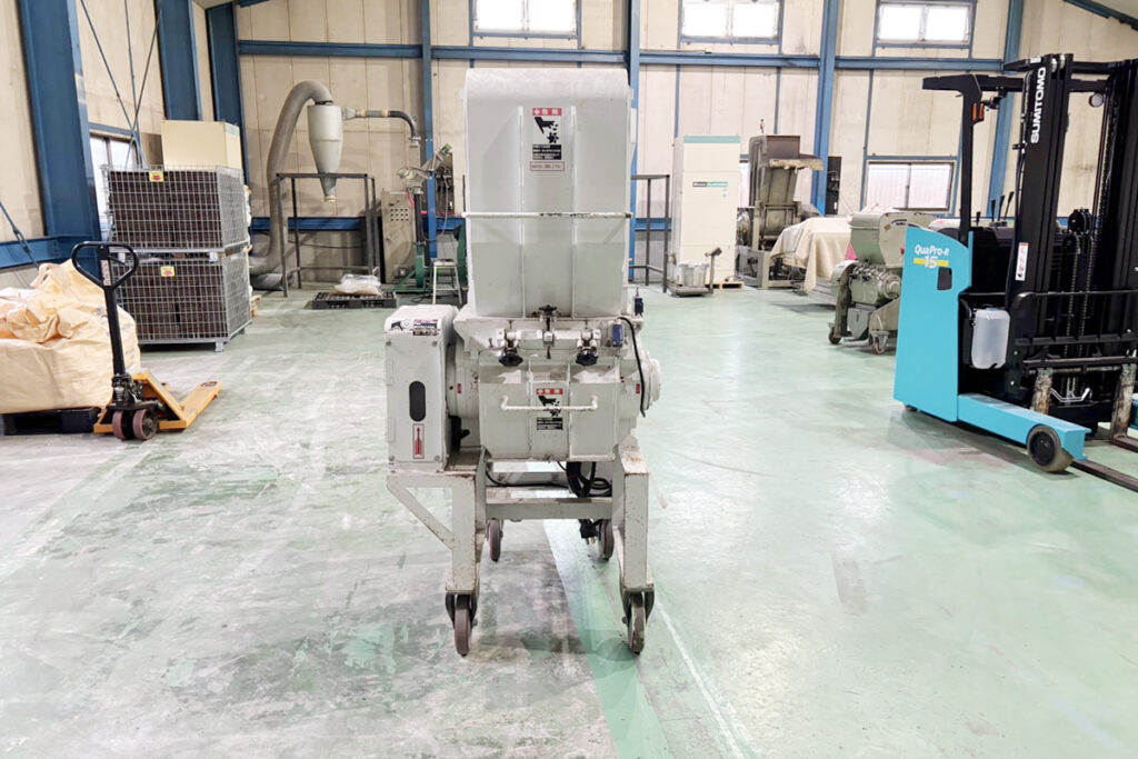 ホーライ社製　中古プラスチック粉砕機　【V-420（VC-420）】　【15馬力11kW】　背面画像