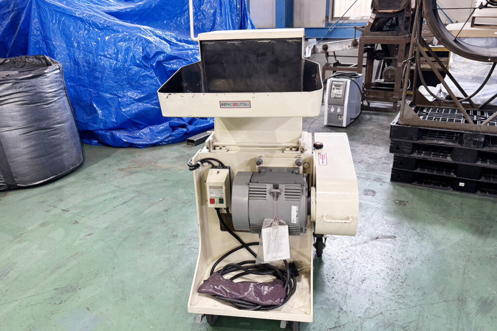 ホーライ社製　中古プラスチック粉砕機　【V-360（VC-360）】　【5馬力3.7kW】　正面画像