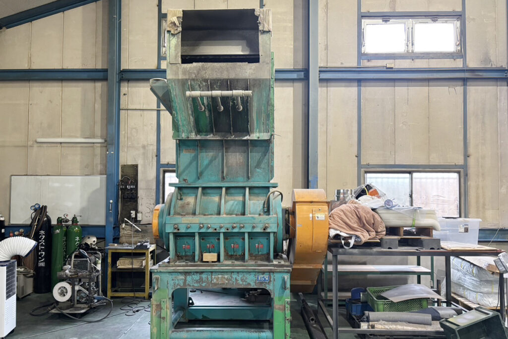 タナカ社製　中古プラスチック粉砕機　【MF55-1050】　【100馬力75kW】　正面画像
