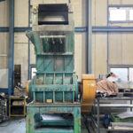 タナカ社製　中古プラスチック粉砕機　【MF55-1050】　【100馬力75kW】　正面画像のサムネイル