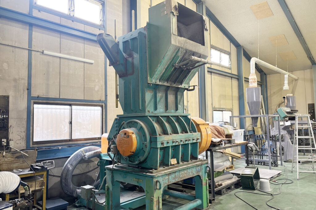 タナカ社製　中古プラスチック粉砕機　【MF55-1050】　【100馬力75kW】　側面画像