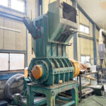 タナカ社製　中古プラスチック粉砕機　【MF55-1050】　【100馬力75kW】　側面画像のサムネイル