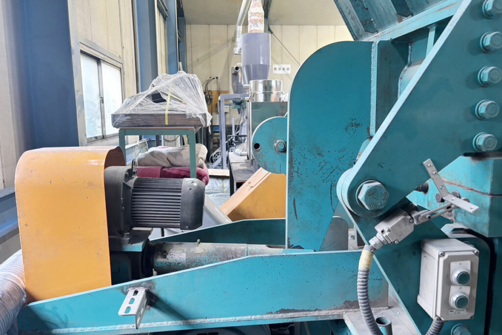 タナカ社製　中古プラスチック粉砕機　【MF55-1050】　【100馬力75kW】　背部画像
