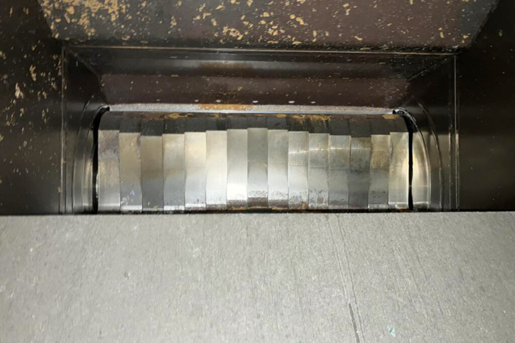 タナカ社製　中古プラスチック粉砕機　【MF55-1050】　【100馬力75kW】　刃部画像　