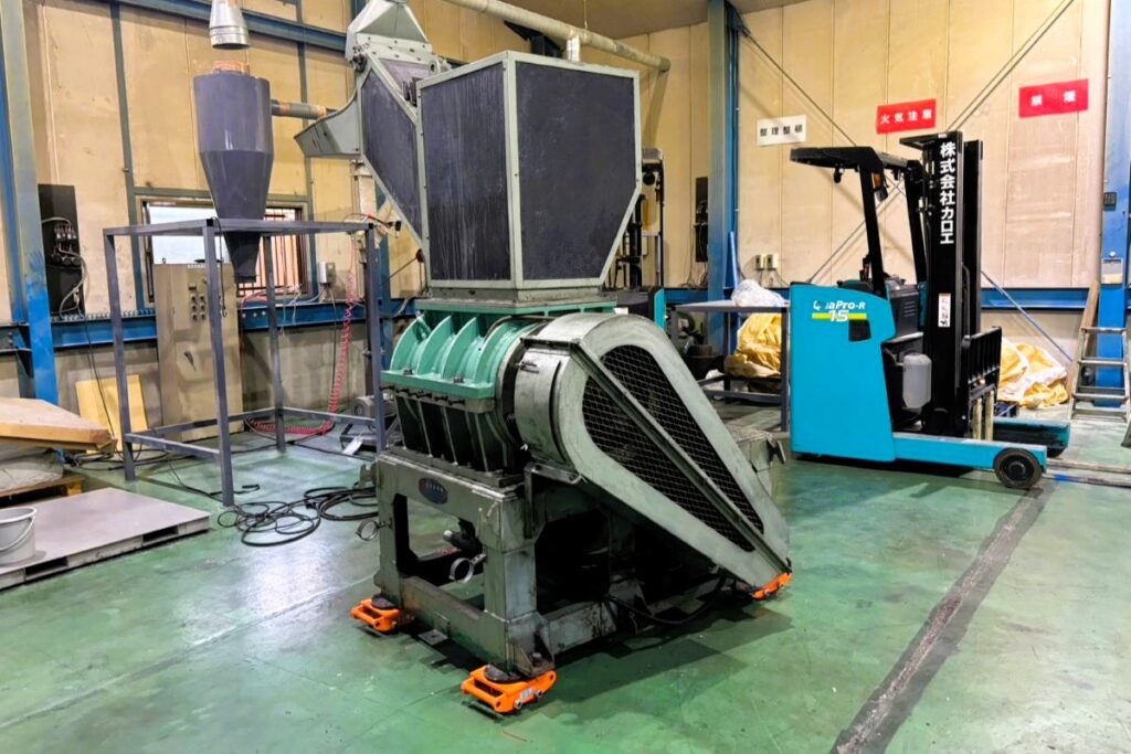 タナカ社製　中古プラスチック粉砕機　【MF35-560】　【30馬力22kW】　側面画像