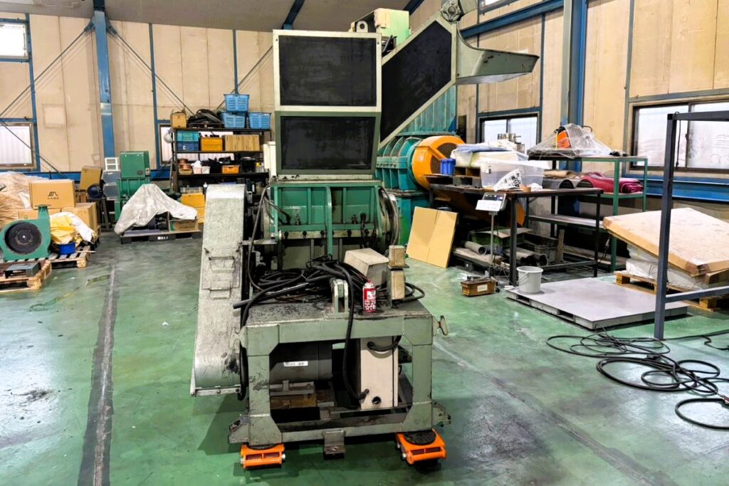 タナカ社製　中古プラスチック粉砕機　【MF35-560】　【30馬力22kW】　側面画像2