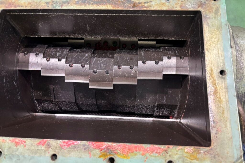 タナカ社製　中古プラスチック粉砕機　【MF35-560】　【30馬力22kW】　刃部画像